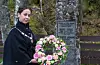 Ordførar Linn Therese Erve la ned krans ved minnesmerket over dei falne på Framnes kyrkjegard.