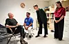 Gunnar Erik Olvin (92) blei tysdag vaksinert av fastlege Sohail Aslam. Her saman med FHI-direktør Guri Rørtveit og kommuneoverlege Karoline Harding.