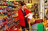Annbjørg Lunde ved Auklandshamn Dagligvare finn fram varer til ein kunde som har nytta seg av butikken sitt «drive in»-tilbod: Kunden bestiller på telefon, butikkpersonalet finn fram varene og leverer ut i bilen til kunden på eit avtalt tidspunkt, eller når kunden tutar utanfor.