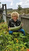 JORDSMED: Forfattaren med ein kjempesquash dyrka i barnåler.