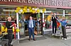 Ordfører André Mundal Haukås sto for snorklippingen da Haukås-stasjonen fikk ny profil som St1. Sammen med daglig leder Emma Kinn, Thor Kinn og kjedesjef i St1, Øyvind Andreassen, klippet han snoren til applaus fra publikum. Foto: Morten Vågset Møller