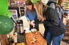 Daglig leder Emma Kinn og regionsjef Randi Kvaløy sørget for kaffe og kake til kundene under feiringen mandag. Foto: Morten Vågset Møller