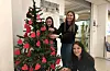 Nina Sørhus, Kristianne Uri og Guro Røher Eriksen i Sveio Frivilligsentral arbeidet med julegåveaksjonen «en helt vanlig jul» i fjor. Eit slikt juletre kjem på plass på Sveio senter om kort tid.ARKIVFOTO: KARI NILSDATTER HAUKÅS