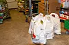 Handleposar «i kø» for å bli henta. Butikkane i Auklandshamn og Valevåg kjører også dagleg ut varer til kundar over heile Sveio.