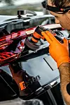 Maciej Krzysztof Wardawa innehavar av Makki´s CarSPA, viser oss korleis få skikkeleg vårrein bil.