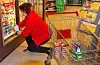 Butikkane er nøye på tryggingstiltaka og ber mellom anna kundane om å halda tilstrekkeleg avstand.