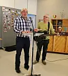 Mars 2016: Brukar- og pårørandeforeininga besøker Sveio omsorgssenter ein gong i månaden. Det er allsong, underhaldning og kaffikos, til stor glede for dei eldre som bur der. Her er det Einar Halleland som har ordet, Jan Enerstvedt står klar med gitaren.