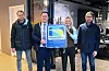Anne Kathrine Kruse Haaheim Silverbird er glad for at skiltet endelig er på plass. Nå håper hun at det vil bli lagt merke til blant kundene. Fra venstre: Frederik Aalo Flood, André Mundal Haukås, polsjefen og Kenneth Tollefsen. Foto: Morten Vågset Møller