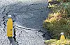 To bilete er klippa saman og viser flaska ved sida og i holet.