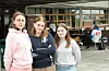 Frida Hovland Jepsen (t.v.), Móey Svavarsdóttir og Ingrid Margrethe Hinderlid Helgesen er bekymra for utdanninga si, grunna lærarstreiken. FOTO: THOMAS VALLESTAD DRAGESET
