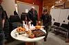 Desember 2018: Det mangla ikkje på bevertning då Skattkammeret Sveio blei opna. Her er det Einar Halleland og Helge Matre som sprettar kaka – dei er to av mange frivillige som gjerne stiller opp for andre.