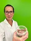 Anja Dahl driv den einaste luseklinikken i landet i Asker. Her har ho spart på litt av fangsten frå ei avlusing. I 2008 undersøkte FHI førekomsten av lus på 42 barneskular i Oslo, Bergen, Trondheim, Bodø og Tromsø. 1,6 prosent av elevane hadde lus. Då dei same skulane vart undersøkte ti år seinare, hadde 1,7 prosent av elevane lus. Foto: Heidi Molstad Andresen / NPK