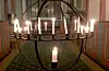 Fleire tente lys i solidaritet med det ukrainske folk i Sveio kyrkje fredag.FOTO: PRIVAT