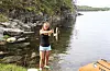 Paret bruker dagane på å fiska medan dei campar ved Ålfjorden. Her har Modesta, opphavleg frå Litauen fått fisk!