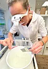– Her er det tomme og inntørka skal, men ingen levande lus eller klekkeklare egg, konstaterer Dahl etter å ha skylt lusekammen i den lyse bollen. Foto: Heidi Molstad Andresen / NPK
