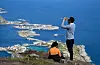 Turistar på Reinebringen i Lofoten. Foto: Rune Stoltz Bertinussen / NTB / NPK