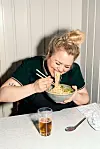 Kokk og restauranteigar Renée Fagerhøi er meir bekymra over at vi i dag brukar mindre tid på kjøkkenet enn at tradisjonelle matrettar går i gløymeboka. Her er ho avbilda under «Kvelden før kvelden» på NRK.
