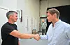 Reidar Horneland og Peter Frølich hilser under besøket på Hiernagla brenneri. Frølich takket personlig for innsatsen. Foto: Morten Vågset Møller