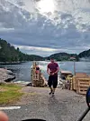 Bålmeister Endre Hetlesæter er klar og har tent på bålet. FOTO: BROR EIVIND ERIKSEN