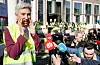 — Vi skal halde fram med denne streiken til vi har oppnådd dei måla vi har sett oss, lovde LO-leiar Peggy Hessen Følsvik då ho møtte streikande bygnings- og anleggsarbeidarar på Youngstorget i Oslo måndag. FOTO: CORNELIUS POPPE / NTB / NPK