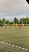 Her løp ein smilande Øyvind Kirkeleit med armane til vers etter eit nydeleg frispark.FOTO: PRIVAT