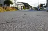Sveiogata sitt dekke frå 1999 er gamalt og synleg slitt fleire stader på strekket. Innan få veker er ny asfalt lagt.