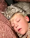 Slik viser Klaus omsorg når barna, i dette tilfellet Casper Lønning Barmen, er sjuk.