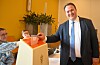 Ordfører André Mundal Haukås la mandag sin stemme i urnen. Hvilket parti han valgte er neppe det mest spennende spørsmålet, men stortingsvalget kan bli en neglebiter. Foto: Morten Vågset Møller