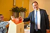 Ordfører André Mundal Haukås la mandag sin stemme i urnen. Hvilket parti han valgte er neppe det mest spennende spørsmålet, men stortingsvalget kan bli en neglebiter. Foto: Morten Vågset Møller