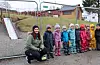 Skreiv brev: Førskulegruppa ved Førde barnehage. Frå venstre Abdurahman, Jenny, Vegard, Isak, Axel, Manar, Malene og Synne. Dei er flankerte av SU-leiar Irene Vihovde (t.v.) og barnehagelærar Kjersti Eldholm. Bak seg har dei gjerdet som stengjer dei ute frå uteområdet med mellom anna sklie og klatretre.FOTO: EINAR VESTVIK