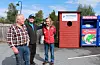 Sidan plantebuene til Sveio idrettslag kom på plass ved Kiwi Sveio og Coop Extra i august i år (biletet), har låsar blitt brote opp og flasker for mange tusen kroner blitt borte. På biletet ser me tre av medlemane i seniorgruppa, Ernst Lie t.v., og Paul Mølstre t.h, (som har snekra pantebuene på dugnad), og Torleif Bjelland.