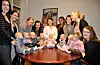 8 søte små sveibuar med mødrene sine, dukka opp på ordførar Jorunn Skåden sitt kontor på tirsdag. Med i følgje var også leiande helsesøster Grethe Natås som nok eit år kan fortelja at Sveio skriv fødselsrekord med 78 nye sveibuar. F.v.: Marie Elisabeth Jacobsen Monkleiv med Wilhelm fødd 16. november, Tina Lovise Fykse med Henrik fødd 30. september, Elisabeth L. Sørensen med William fødd 25. september, Mari Iversen med Malin fødd 13. oktober, Grethe Natås, leiande helsesøster i Sveio, Annelin Hammer med Malene fødd 16. november, ordførar Jorunn Skåden, Ellinor Kvalvåg Brendeland med Elias fødd 18. oktober, Anette Vesbestad med Sanna fødd 15. november. Foto: Kari Haukås