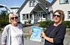 Elin Bua (t.v.) og Solveig Hovda ønskjer velkommen til sommarfest i Buavåg.