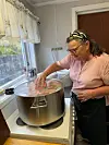 Varaorførar og medlem i jubileumskomiteen Ruth G. Ø. Eriksen sørga for at lasken ble perfekt trekt til jubileumsmiddagen.