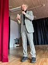 Einar Økland framførte delar av sin nyskrivne «prolog med postlog-røyster» for festmiddagjestene.