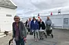Ragnhild Torsvik fremst - bak kjem Olaug Bagne arm i arm med Solveig Hinderlid. Bak frå venstre Sigrund Miljeteig, Marit Blytt, Brit Vinge og Endre Olsen.