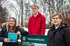 Linnea Bergesen og Odin Roppestad Rossehaug (t.h.) fortel om elevbedrifta og salamanderboka dei vil gi ut. I midten Even Salbu Pettersen, som laga det opphavlege manuset då han gjekk i 5. klasse.