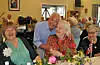 Primus motor i pårørendeforeningen, Einar Halleland gratulerer Olaug Breistig. Datteren og Haldis Lillebakken. FOTO: EVA FØRDE