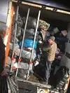 Per S. Wathne (t.v.) er med på lasting av klessekker som er samla inn i Sveio eit tidlegare år.