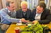 Forfattaren Olav S. Reiersen i engasjert samtale om boka med haugesundordførar Nils Konrad Bua (t.v.) og sveioordførar André Mundal Haukås. Foto: Privat