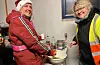 Mona E. A. Ervesvåg (t.v.) og Eli Hasselkvist forsynte seg med lussekattar og lappar.