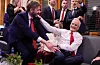 Arbeidarpartiets nestleiar Jan Christian Vestre og partileiar Jonas Gahr Støre jublar over det som ser ut til å bli raudgrøn siger i stortingsvalet. Foto: Javad Parsa / NTB / NP