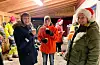 Anne Wilhelmine Ness Emberland (t.v.), Hans Ole Emberland og Gunhild Danielsen fekk seg ein god prat.