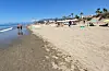 Mange nordmenn tørstar etter sol og varme etter to korona-år. Her frå stranda ved Elviria litt utanfor Marbella by på solkysten i Spania. Foto: Geir Olsen / NTB / NPK