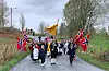 Ein flott gruppe kjem marsjerande.FOTO: LENE ELISABETH DRAGESET
