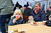 Isak Alfsen et ein vaffel medan han ventar på at bestefar skal komma med pølse i brød. Bestemor Grethe Midtun og hunden Charlie slappar av.