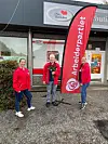 Arbeidarpartiet har også hatt stand fleire stader i kommunen. Her er dei utanfor butikken i Valevåg. F.v. Linn Therese Erve, John Arne Valen og Anne Lise Økland.