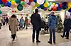 Mannfolka heldt seg helst utanfor. Kanskje dei beundra den fine butikken?