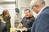 Sigbjørn Langhelle fra SeaSea viser Kjersti Toppe og Leif Christian Mæland Andersen forskjellen mellom krabber som kommer rett fra havet og krabben fra SeaSea. Foto: Morten Vågset Møller