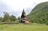 Urnes stavkyrkje er kring 900 år gammal, men fekk aukande besøk etter pandemien. Det gjorde at Fortidsminneforeningen måtte gjere tiltak. Foto: Peder Skjelten / NPK